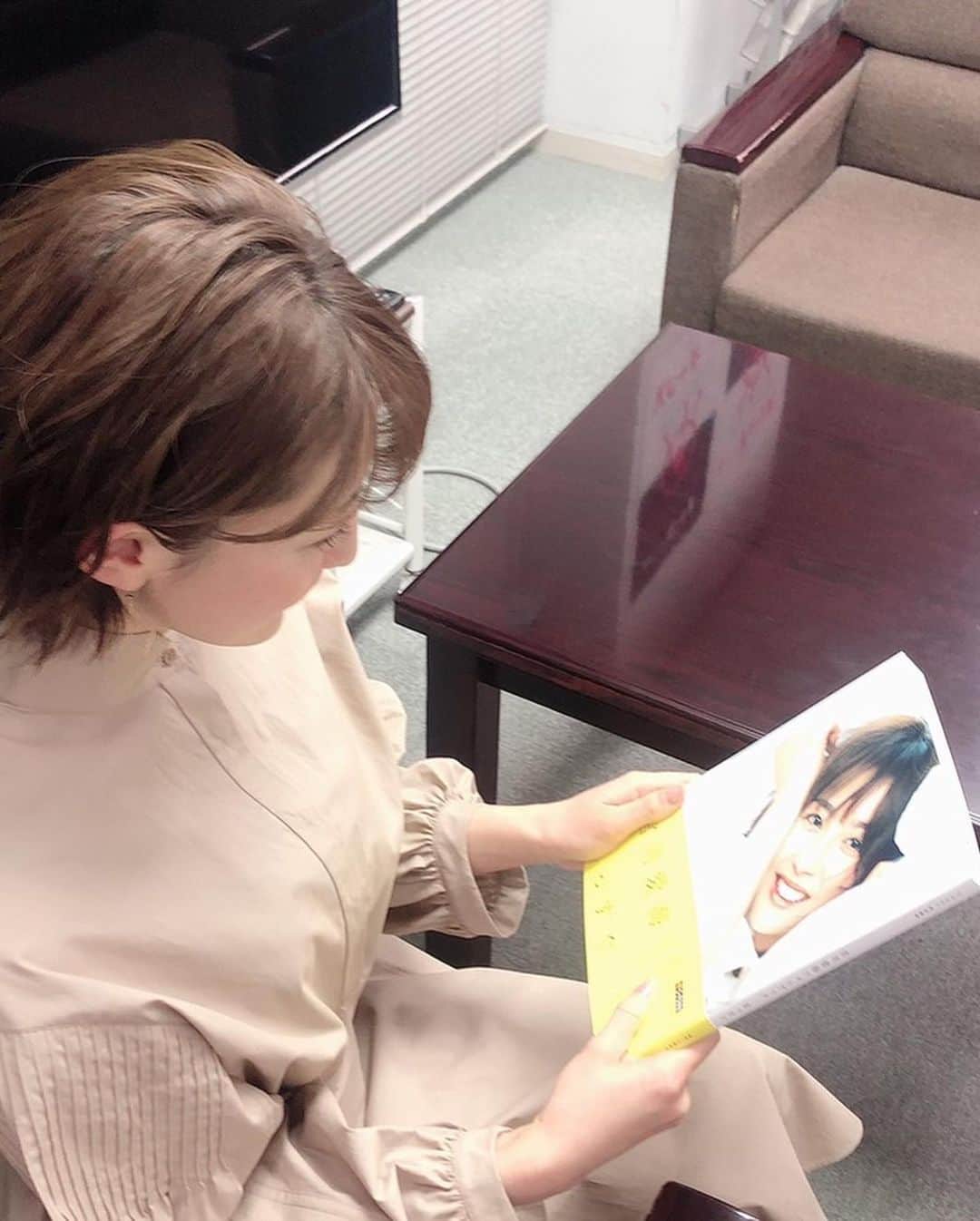 宮司愛海「まっすぐ」公式のインスタグラム：「できたてほやほやの「まっすぐ」をチェックする宮司アナ★手にしてくださった皆さん、いかがでしたか？感想、お待ちしています！  #まっすぐ #宮司愛海 #フジテレビ #スパーク #SPARK #フォトブック」