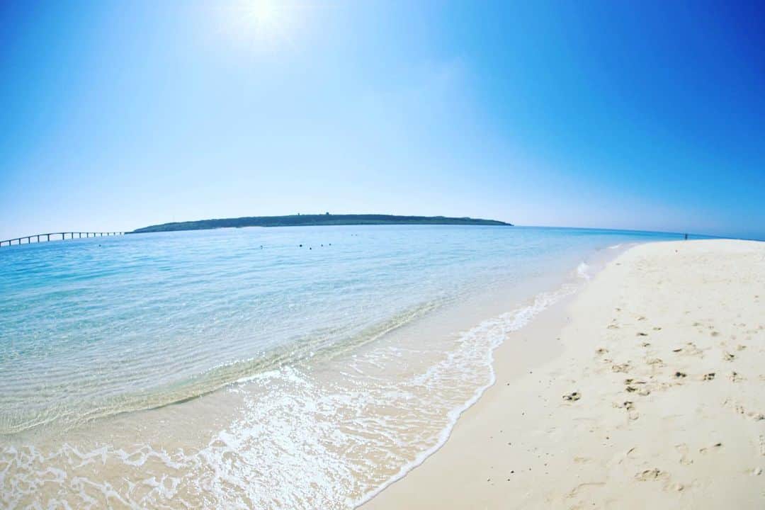 kiccyomuのインスタグラム：「☀️ 2020.01.30 Thu #宮古島 の思い出😊 与那覇前浜と来間島 天気が良過ぎて、眩しかった〜☀️ 海…綺麗過ぎ😊 * 今日も元気に🤗 * location #沖縄 📷撮影 1月24日」