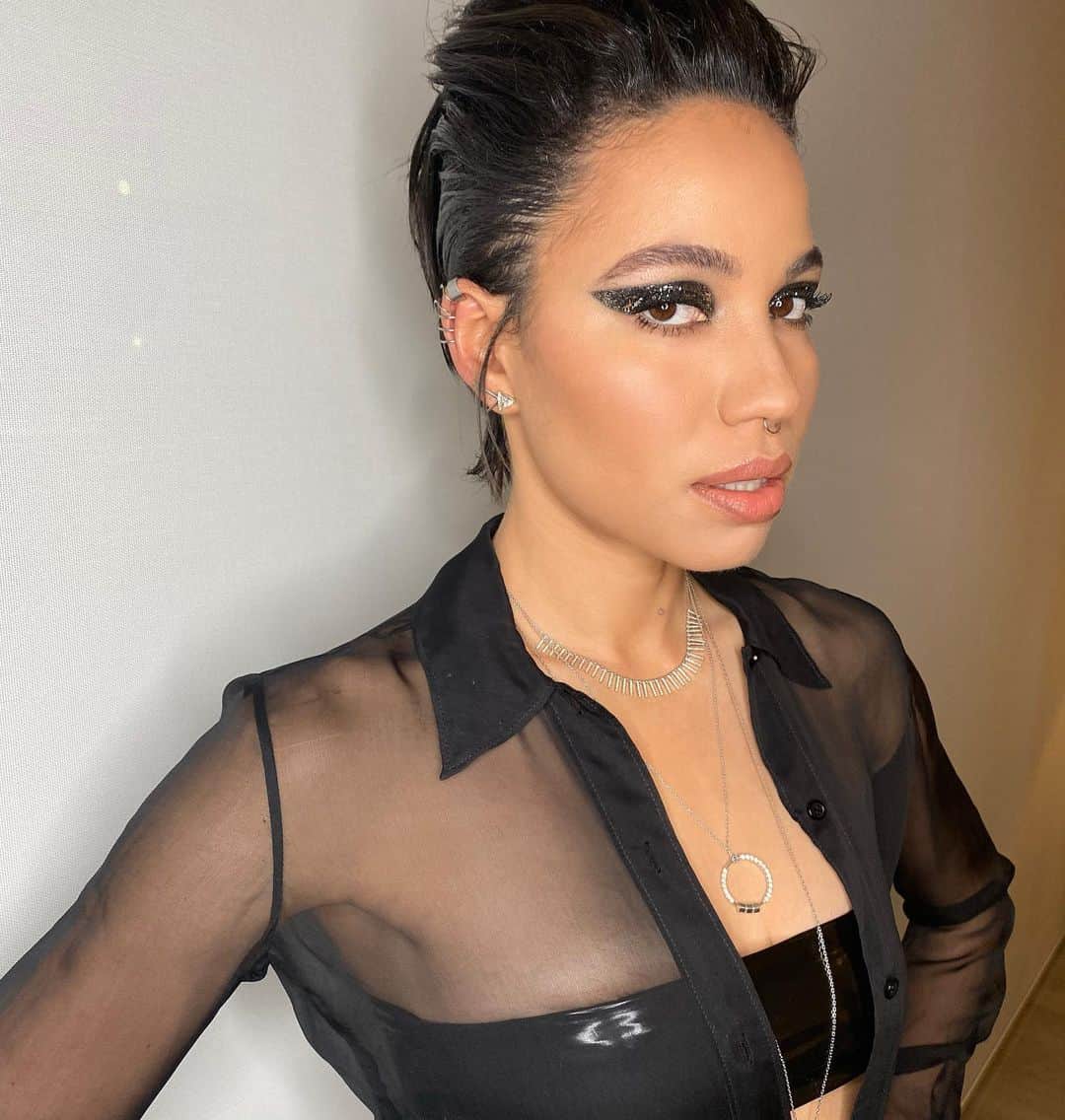 Vincent Oquendoさんのインスタグラム写真 - (Vincent OquendoInstagram)「My boo #jurneesmollettbell killed her world premiere of @birdsofprey here in London tonight! Styled by @luxurylaw hair by @nikkinelms nails by @robbietomkins #makeupbyme using @shiseido kajal ink artist in nippon noir and the new synchro skin powder foundation in shade #310 🖤🖤🖤」1月30日 8時07分 - makeupvincent