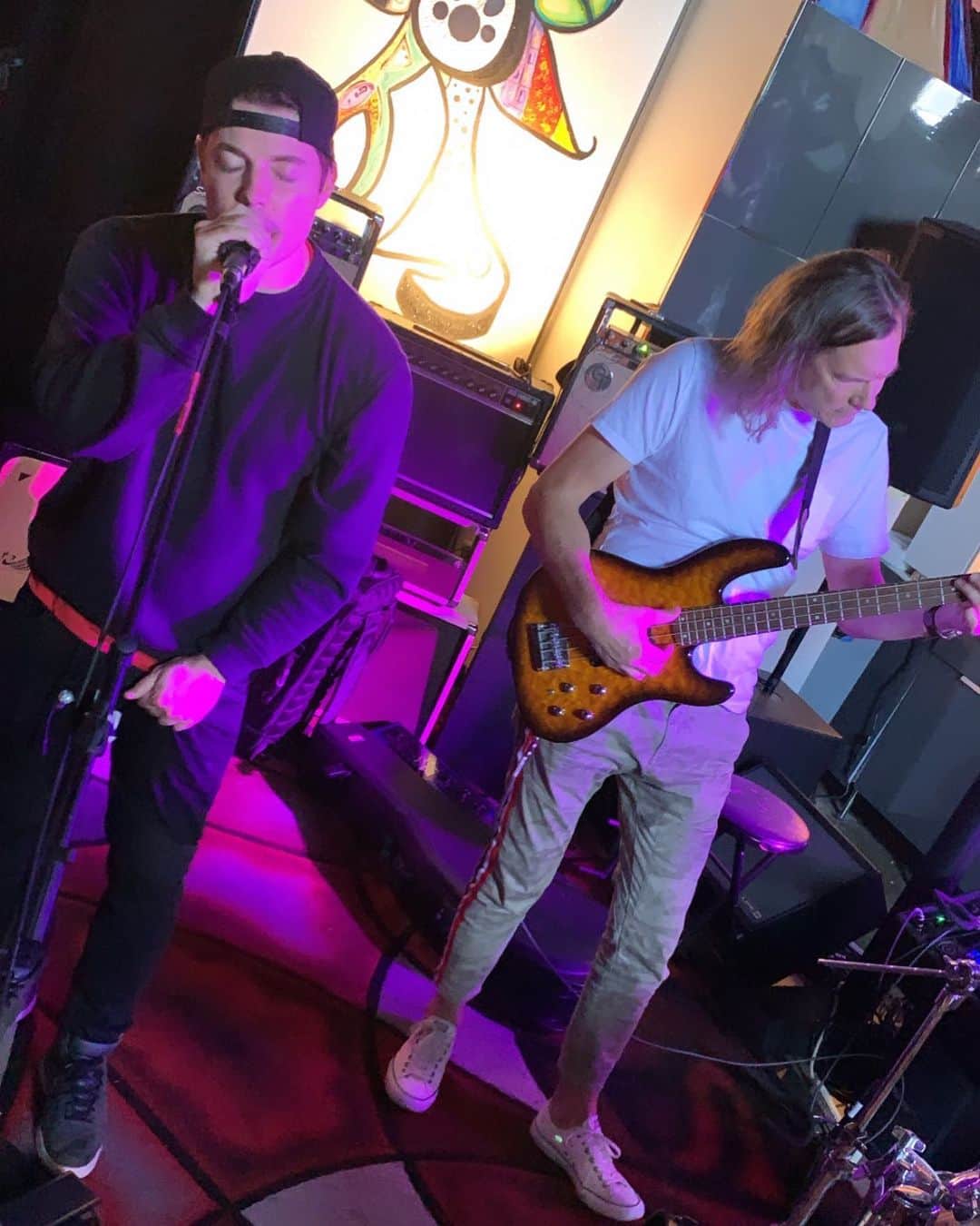 ジョッシュ・ヘンダーソンのインスタグラム：「Loved hangin with my boy @bill__hutchinson6__o In Dallas and jammin through my set list ! 📸 cred @paint_pulse」