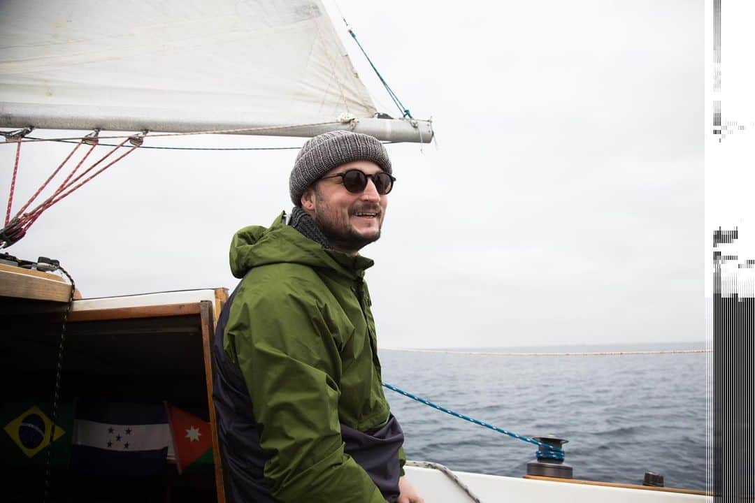 ローレン·ランドルフのインスタグラム：「@gogrey at sea.」