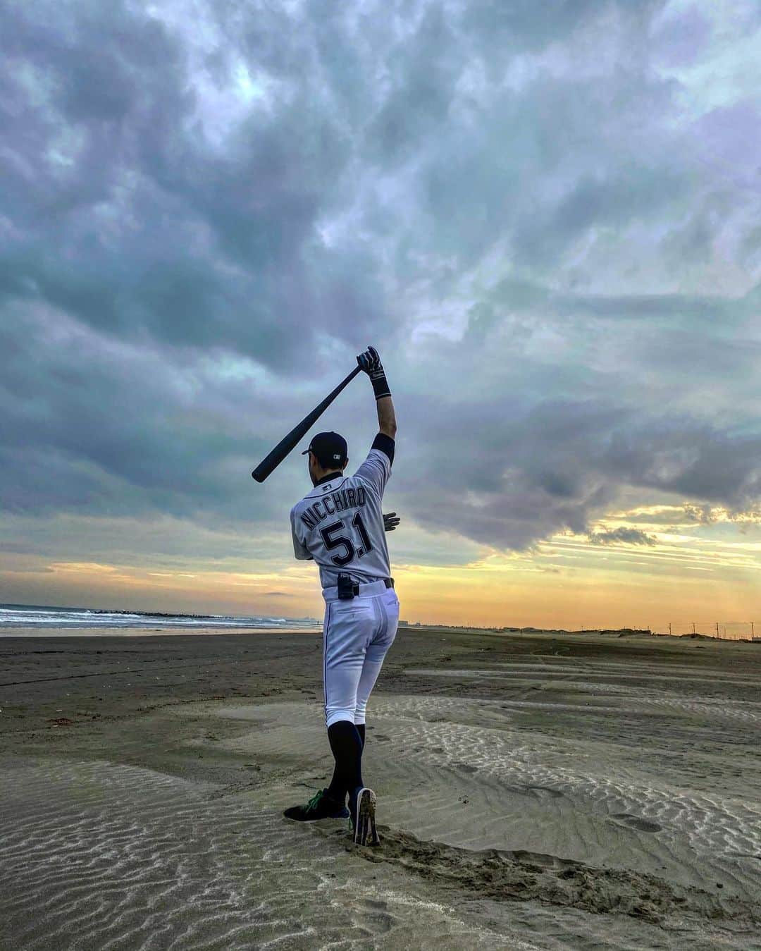 ニッチロー'さんのインスタグラム写真 - (ニッチロー'Instagram)「映えというやつです。  #映え #砂浜 #海岸 #野球 #ベースボール #ニッチロー' #バエッチロー #beach  #baseball #nicchiro」1月30日 7時04分 - nicchiro5.1