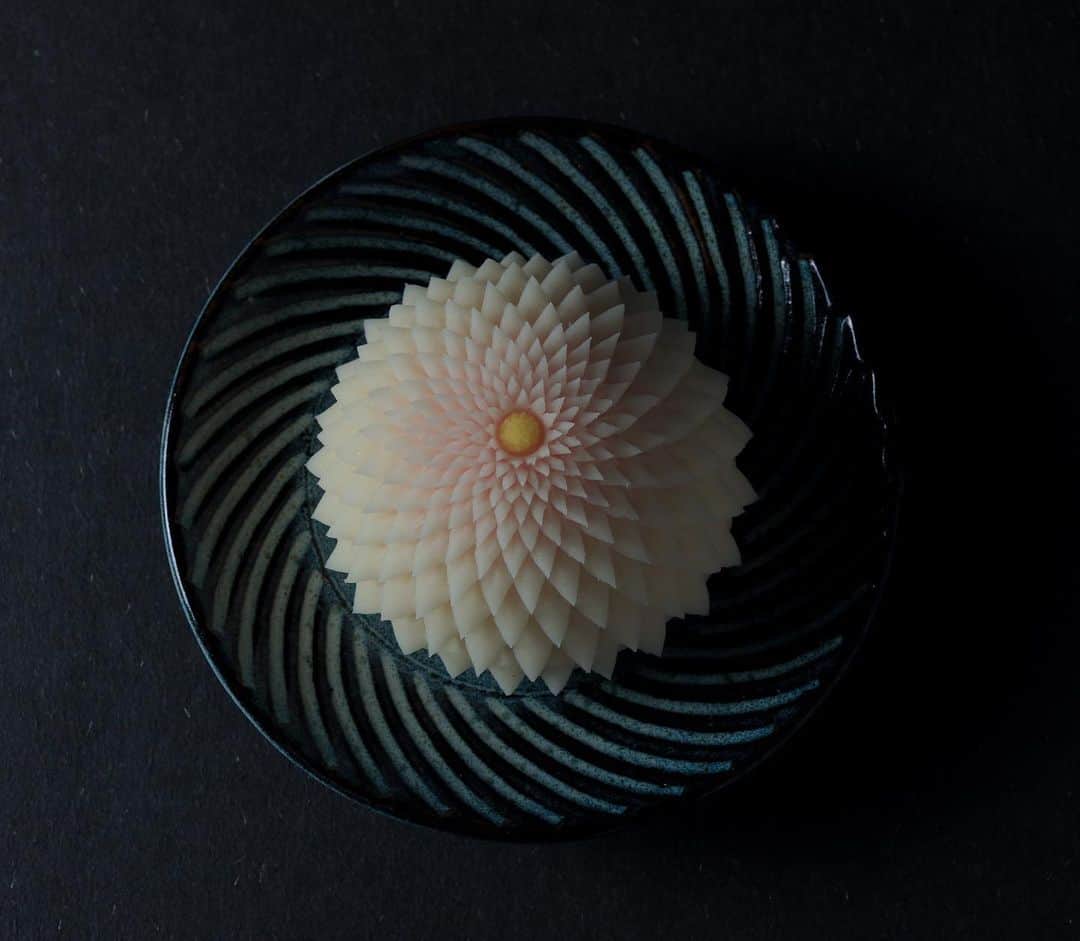Toru Tsuchieさんのインスタグラム写真 - (Toru TsuchieInstagram)「今日の和菓子はねりきりで作ったハサミ菊です。 ねりきりとは白餡に餅や芋を混ぜて作った和菓子で 茶道 で使われる「主菓子」の一種です。 撮影 用に製作しました。 先日、ロサンゼルスの現地スーパー「Whole Foods」にて 葛粉を見つけて購入して帰りました。 葛のお菓子を考えましたが時期的にどうかな？と思い 葛を繋ぎに使ったねりきりを作りハサミ菊を作りました。 久しぶりの葛のねりきりだったのでハサミ菊が出来るのかな？ という疑問で作ってしまいましたがこれはこれで時期的にどうかな？ でしたね。 フェイスブックページのいいね！もよろしくお願いします。 https://www.facebook.com/shishisu/ I would like a job request from you. Today's wagashi is chrysanthemum with Nerikiri. The Nerikiri is the material of wagashi made by mixing the rice cake and yam in white bean. Is a kind of "Jounamagashi" as used in the tea ceremony. The sweets I've made for the shooting. #福泉堂  #和菓子  #日本文化 #funny #my_eos_photo #和菓子好き #楽しい時間 #カメラ好きな人と繋がりたい  #写真好きな人と繋がりたい　 #model #youkan #kawaii🌸 #Japan #wagashi  #happy #japanesefood #ファインダー越しの世界 #日本 #かわいい💕 #撮影 #happy #Mignon #スイーツ部 #тортнаденьрождение #cute #เค้ก #sweets #десерты #Délicieux」1月30日 6時59分 - choppe_tt