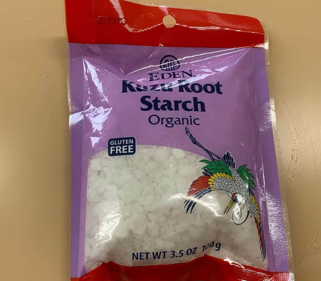 Toru Tsuchieさんのインスタグラム写真 - (Toru TsuchieInstagram)「今日の和菓子はねりきりで作ったハサミ菊です。 ねりきりとは白餡に餅や芋を混ぜて作った和菓子で 茶道 で使われる「主菓子」の一種です。 撮影 用に製作しました。 先日、ロサンゼルスの現地スーパー「Whole Foods」にて 葛粉を見つけて購入して帰りました。 葛のお菓子を考えましたが時期的にどうかな？と思い 葛を繋ぎに使ったねりきりを作りハサミ菊を作りました。 久しぶりの葛のねりきりだったのでハサミ菊が出来るのかな？ という疑問で作ってしまいましたがこれはこれで時期的にどうかな？ でしたね。 フェイスブックページのいいね！もよろしくお願いします。 https://www.facebook.com/shishisu/ I would like a job request from you. Today's wagashi is chrysanthemum with Nerikiri. The Nerikiri is the material of wagashi made by mixing the rice cake and yam in white bean. Is a kind of "Jounamagashi" as used in the tea ceremony. The sweets I've made for the shooting. #福泉堂  #和菓子  #日本文化 #funny #my_eos_photo #和菓子好き #楽しい時間 #カメラ好きな人と繋がりたい  #写真好きな人と繋がりたい　 #model #youkan #kawaii🌸 #Japan #wagashi  #happy #japanesefood #ファインダー越しの世界 #日本 #かわいい💕 #撮影 #happy #Mignon #スイーツ部 #тортнаденьрождение #cute #เค้ก #sweets #десерты #Délicieux」1月30日 6時59分 - choppe_tt