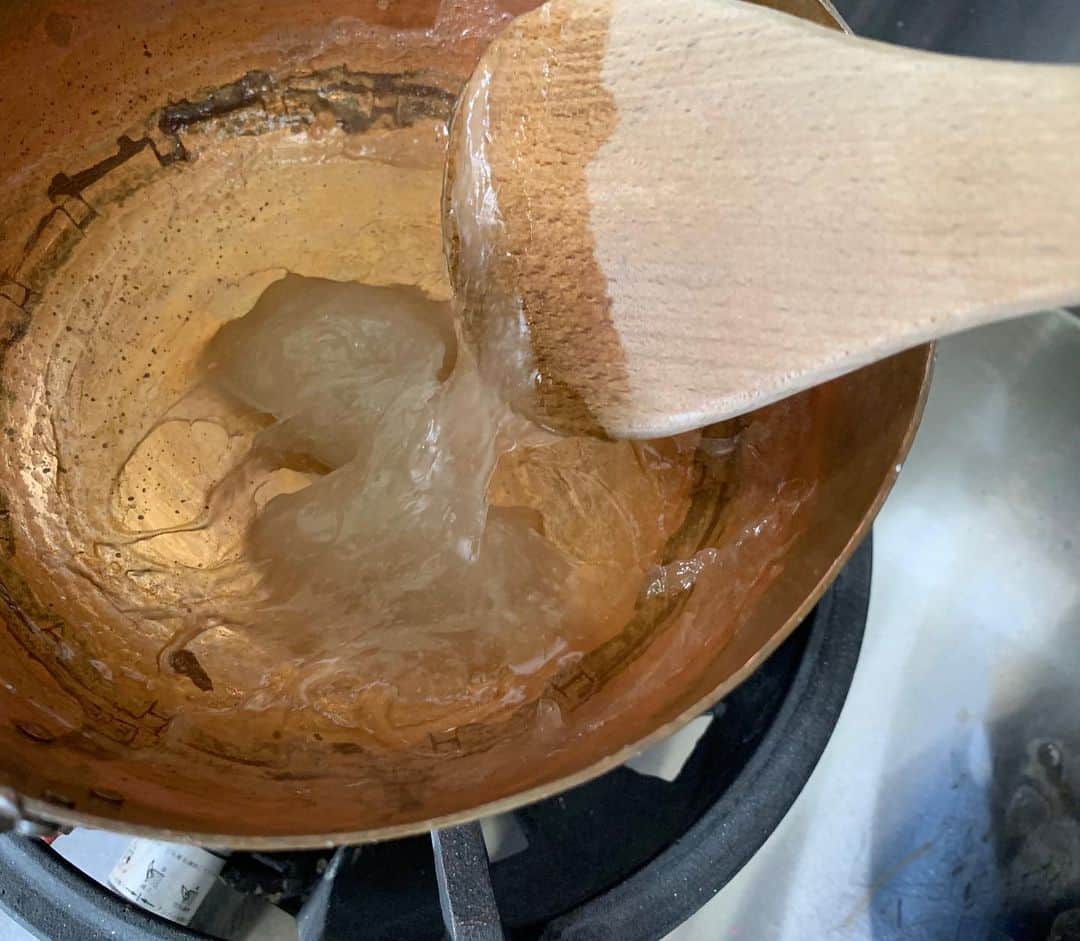 Toru Tsuchieさんのインスタグラム写真 - (Toru TsuchieInstagram)「今日の和菓子はねりきりで作ったハサミ菊です。 ねりきりとは白餡に餅や芋を混ぜて作った和菓子で 茶道 で使われる「主菓子」の一種です。 撮影 用に製作しました。 先日、ロサンゼルスの現地スーパー「Whole Foods」にて 葛粉を見つけて購入して帰りました。 葛のお菓子を考えましたが時期的にどうかな？と思い 葛を繋ぎに使ったねりきりを作りハサミ菊を作りました。 久しぶりの葛のねりきりだったのでハサミ菊が出来るのかな？ という疑問で作ってしまいましたがこれはこれで時期的にどうかな？ でしたね。 フェイスブックページのいいね！もよろしくお願いします。 https://www.facebook.com/shishisu/ I would like a job request from you. Today's wagashi is chrysanthemum with Nerikiri. The Nerikiri is the material of wagashi made by mixing the rice cake and yam in white bean. Is a kind of "Jounamagashi" as used in the tea ceremony. The sweets I've made for the shooting. #福泉堂  #和菓子  #日本文化 #funny #my_eos_photo #和菓子好き #楽しい時間 #カメラ好きな人と繋がりたい  #写真好きな人と繋がりたい　 #model #youkan #kawaii🌸 #Japan #wagashi  #happy #japanesefood #ファインダー越しの世界 #日本 #かわいい💕 #撮影 #happy #Mignon #スイーツ部 #тортнаденьрождение #cute #เค้ก #sweets #десерты #Délicieux」1月30日 6時59分 - choppe_tt