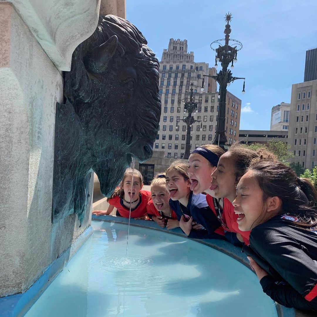 USA Volleyballさんのインスタグラム写真 - (USA VolleyballInstagram)「Show off 𝓎𝑜𝓊𝓇 𝓈𝓉𝓎𝓁𝑒 in the next issue of Your Court!  Does your team have a special vibe? Do you love to travel? Send photos to digitalmedia@usav.org. Include your name, USAV club and describe the photo, and you might get featured! 🤩」1月30日 7時05分 - usavolleyball