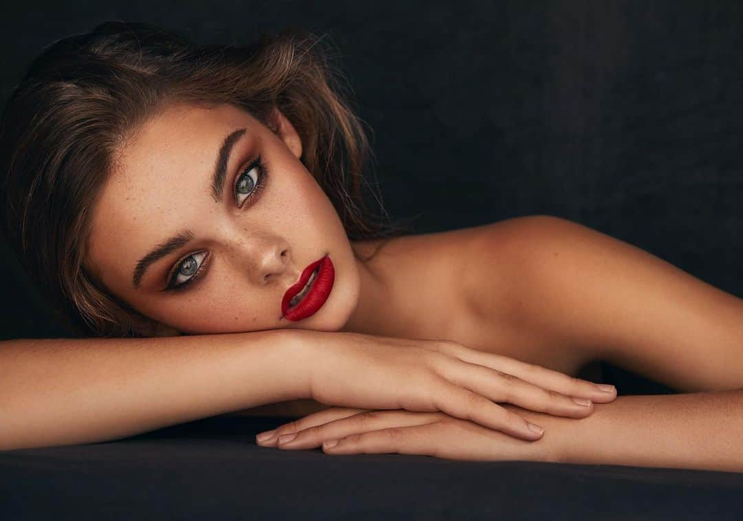 メイカ・ウーラードさんのインスタグラム写真 - (メイカ・ウーラードInstagram)「💋💋 @stevenchee @steph_mua  #kiss #meikawoollard #red #woollard #model #stare #kisses #dreambig #life」1月30日 7時11分 - meikawoollard