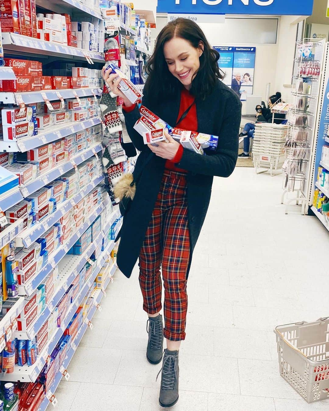 テッサ・ヴァーチュさんのインスタグラム写真 - (テッサ・ヴァーチュInstagram)「New year, same #ColgateSmile ... and I can’t get enough! Oral health is a part of overall health, so one of my first stops in 2020 was Shoppers Drug Mart to stock up on Colgate Total Toothpaste. How are you setting yourself up for success this year? #ColgatePartner #shoppersdrugmart #ad」1月30日 7時14分 - tessavirtue17