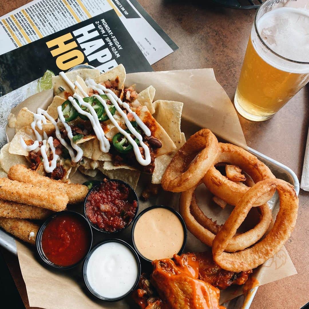 Monica Churchさんのインスタグラム写真 - (Monica ChurchInstagram)「As a millennial who definitely does not have cable, @bwwings is my go to spot to catch any sporting events I can’t get at home, like the NFL playoffs! You really can’t beat the amount of TVs they have accompanied by some delicious wings 😛 #Ad」1月30日 7時17分 - monicachurch