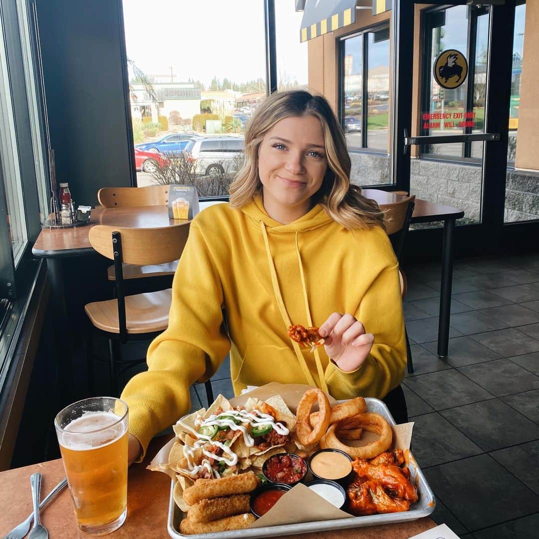 Monica Churchのインスタグラム：「As a millennial who definitely does not have cable, @bwwings is my go to spot to catch any sporting events I can’t get at home, like the NFL playoffs! You really can’t beat the amount of TVs they have accompanied by some delicious wings 😛 #Ad」