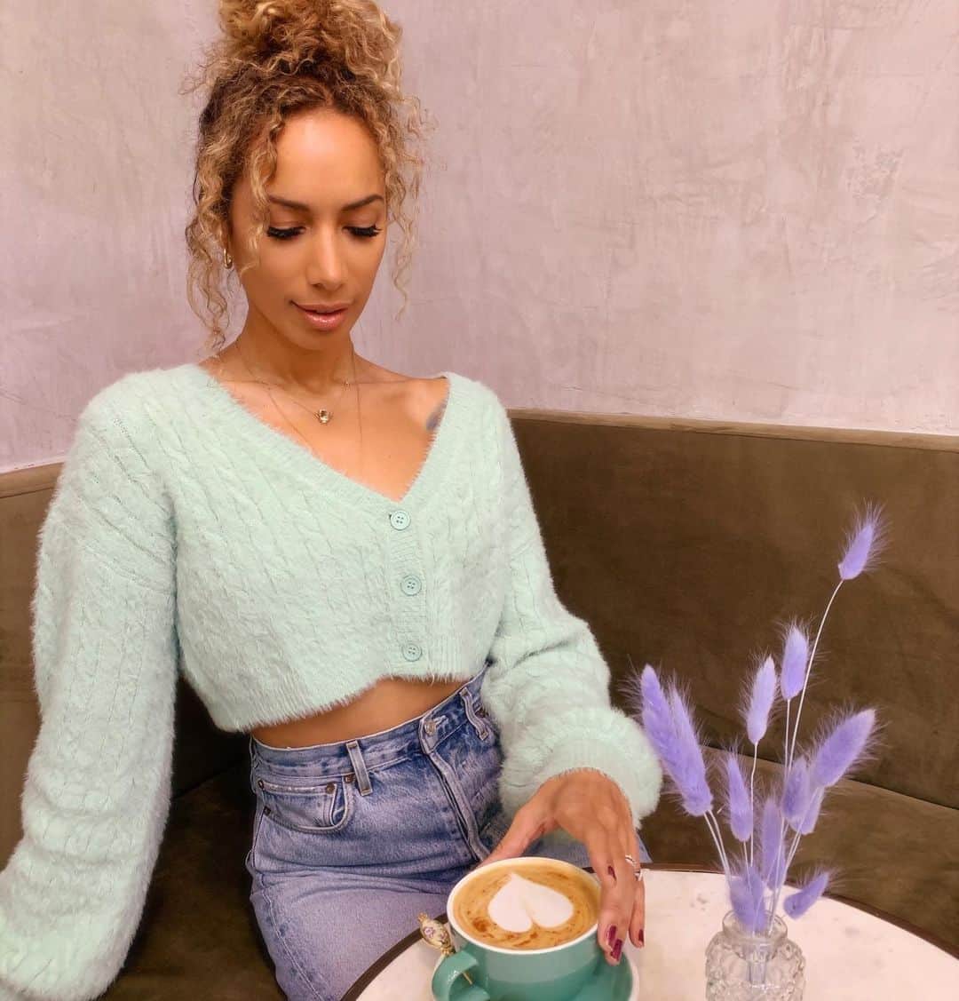 レオナ・ルイスのインスタグラム：「Coffee date 🤍 @coffeeandplantsla 🤍」
