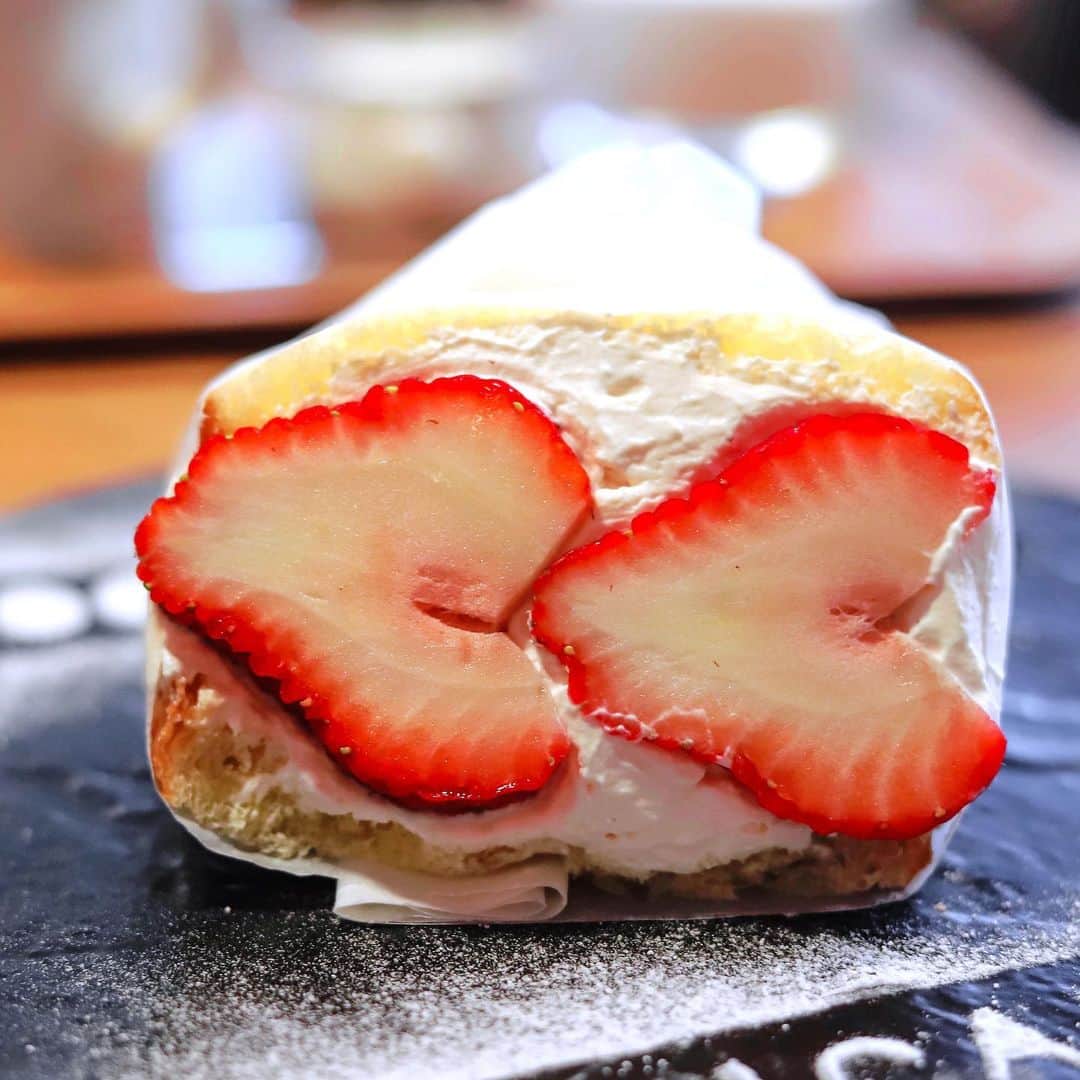 きょん。さんのインスタグラム写真 - (きょん。Instagram)「. .  DELIカド @delikado3  とっても ミルキーで とっても ジューシーな いちごサンドを 約5口でパクリ。  #DELIカド #sweets#sandwich#osaka #strawberry」1月30日 7時26分 - kyon_tokiiro