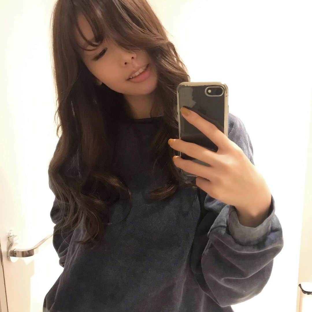 のインスタグラム：「最近仕事が忙しくて癒しを求めて美容院へ駆け込んで勢いでほんのちょっとだけ#シースルーバング 作った💇🏻‍♀️✂️⛓ 何年ぶりかの前髪🖖🏻 今日も仕事ガンバロ✖︎✖︎✖︎」