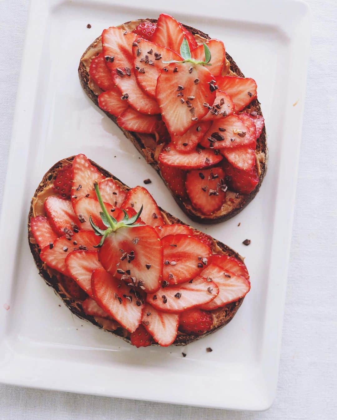樋口正樹さんのインスタグラム写真 - (樋口正樹Instagram)「Strawberry toast . 朝ごはんに苺のトースト。 軽くトーストしたパンに ピーナッツバターを塗り、 苺のスライスを盛り盛り、 アクセントにカカオニブ。 . . . #苺トースト #いちごトースト #いちご #strawberry #strawberrytoast #toastsforall #feedfeed #beautifulcuisines #toast #tastingtable #toasttuesday #eeeeeats #🍓」1月30日 7時33分 - higuccini