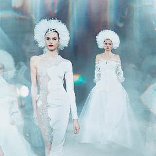 アレクシマビーユのインスタグラム：「Haute Couture SS2020 show mood image @quentin.de.ladelune staring @daryakostenich & @victoriia_evseeva makeup @lloydsimmondsmakeup with @macpro hair @beppedeliaofficial with @beautick_official hands @manucurist show styled by me @alexismabille sound design @emmanuelcaurel with @ditavonteese voice」