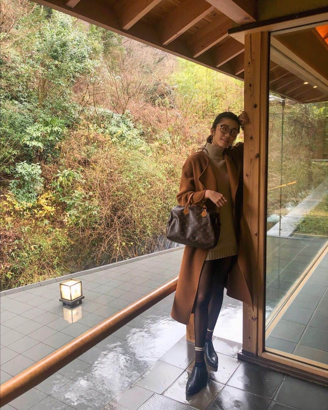 安田華乃さんのインスタグラム写真 - (安田華乃Instagram)「素敵な宿にいってきました🍃 ご飯、お部屋、お風呂、サービス 全てが完璧すぎました。 . ここで猿と思い出作れてよかった🐒 リピ予定🐒 . DMたくさん頂いたのに 返せなくてすみません🗯 宿泊先は、位置情報見てください☺︎ . #旅館　#温泉　#湯河原 #ドライブ　#奥湯河原結唯  #まったり旅　#冬コーデ #茶コーデ　#くまさん」1月30日 7時42分 - nanochuuun_