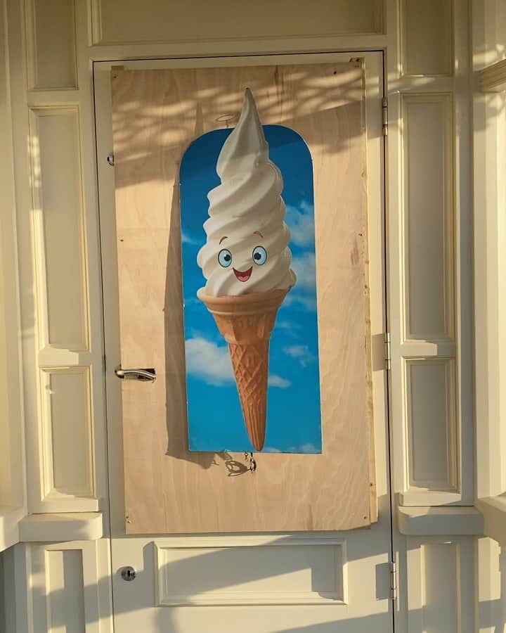 シアラ・ブラヴォのインスタグラム：「it’s crazy being in a industry where you can travel across the world and see a photo of yourself on the side of a building.  example, saw this photo of me in Brighton, England today. life never ceases to amaze」