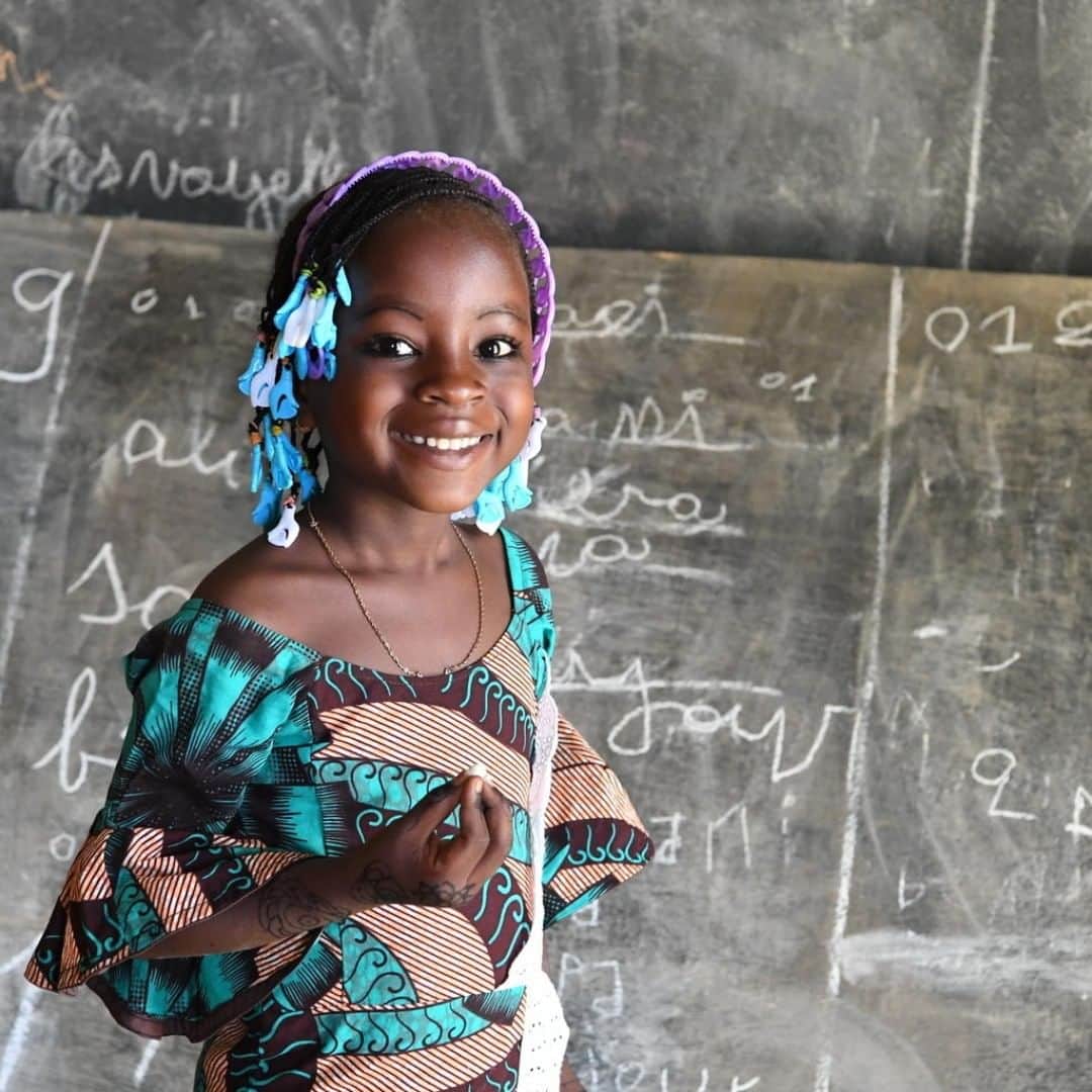 unicefさんのインスタグラム写真 - (unicefInstagram)「Education is her right. Yet 650,000 children have been affected by school closures due to rising violence in Burkina Faso, Mali and Niger. Attacks on schools and teachers must stop. The future of a whole generation is at risk. #ChildrenUnderAttack © UNICEF/UN0318700/Dejongh」1月30日 7時45分 - unicef