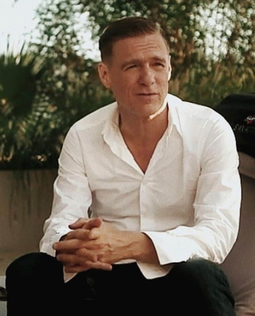 ブライアン・アダムスのインスタグラム：「Taken somewhere, photographer unknown #bryanadamsshinealight #vegan 🌱」