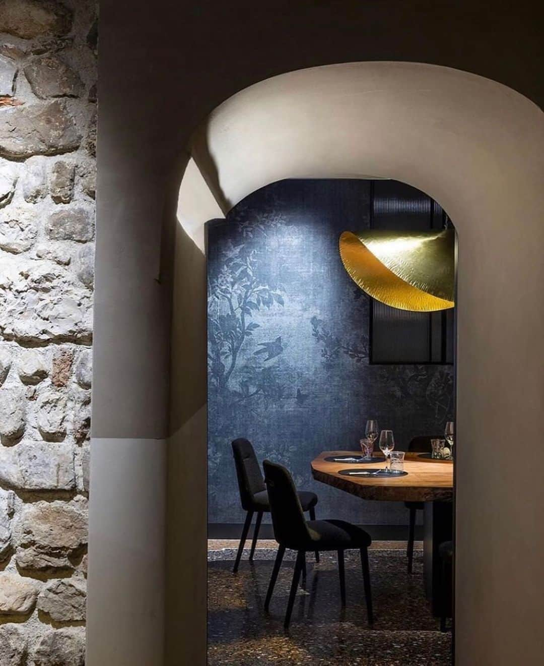 Gervasoni Korea_officialさんのインスタグラム写真 - (Gervasoni Korea_officialInstagram)「BRASS 핸드헤머드 펜던트. @ristorantevitellodoro in Udine, Italy. Interior Design @visualdisplay.it . . #repost @gervasoni1882 . . . . 쇼룸방문 및 제품 문의 Tel. 070-4209-0827 . 제르바소니 논현쇼룸 서울시 강남구 논현로 133길 8 (논현동 36-9)  #제르바소니코리아 #제르바소니 #gervasoni #이태리가구 #파올라나보네 #PaolaNavone #패브릭소파 #테이블 #침대 #아웃도어 #이벤트 #행사 #팝업 #친환경가구 #우디네 #udine」1月30日 8時05分 - gervasoni_korea