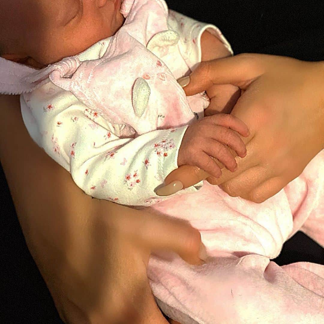 ヴィッキー・パティソンさんのインスタグラム写真 - (ヴィッキー・パティソンInstagram)「I’d like to introduce you all to my niece.  Everyone this is Mavie Grace Adamson and I know am biased but she is the most beautiful thing in the world.  I will love you forever little one and do my best to make sure you never feel any pain or hurt.  I’m so proud of you @laurajadamson and @dannya2008- you are natural parents and doing amazingly. I’m in awe of you both. (Especially you lau as you did all the birthings 😂😍)」1月30日 7時58分 - vickypattison