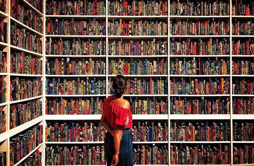 テート・ギャラリーさんのインスタグラム写真 - (テート・ギャラリーInstagram)「📚⁣ Yinka Shonibare's 'The British Library' at Tate Modern celebrates the diversity of the British population. Printed on some of the 6,328 books in the installation are the names of first or second-generation immigrants to Britain, marking their significant contributions to British culture. Among names such as Zadie Smith, Dame Helen Mirren and Hans Holbein, the names of some of those who have opposed immigration also appear. As well as a celebration of contributions, the work also acknowledges dissent — intending to provoke discussion, debate and reflection on all aspects of British culture.📚⁣ ⁣ Explore The British Library, free at Tate Modern, until November 2020.⁣ @shonibarestudio ⁣ Thank you @snigdhau for visiting the library and sharing this photo with us ✨」1月30日 7時59分 - tate