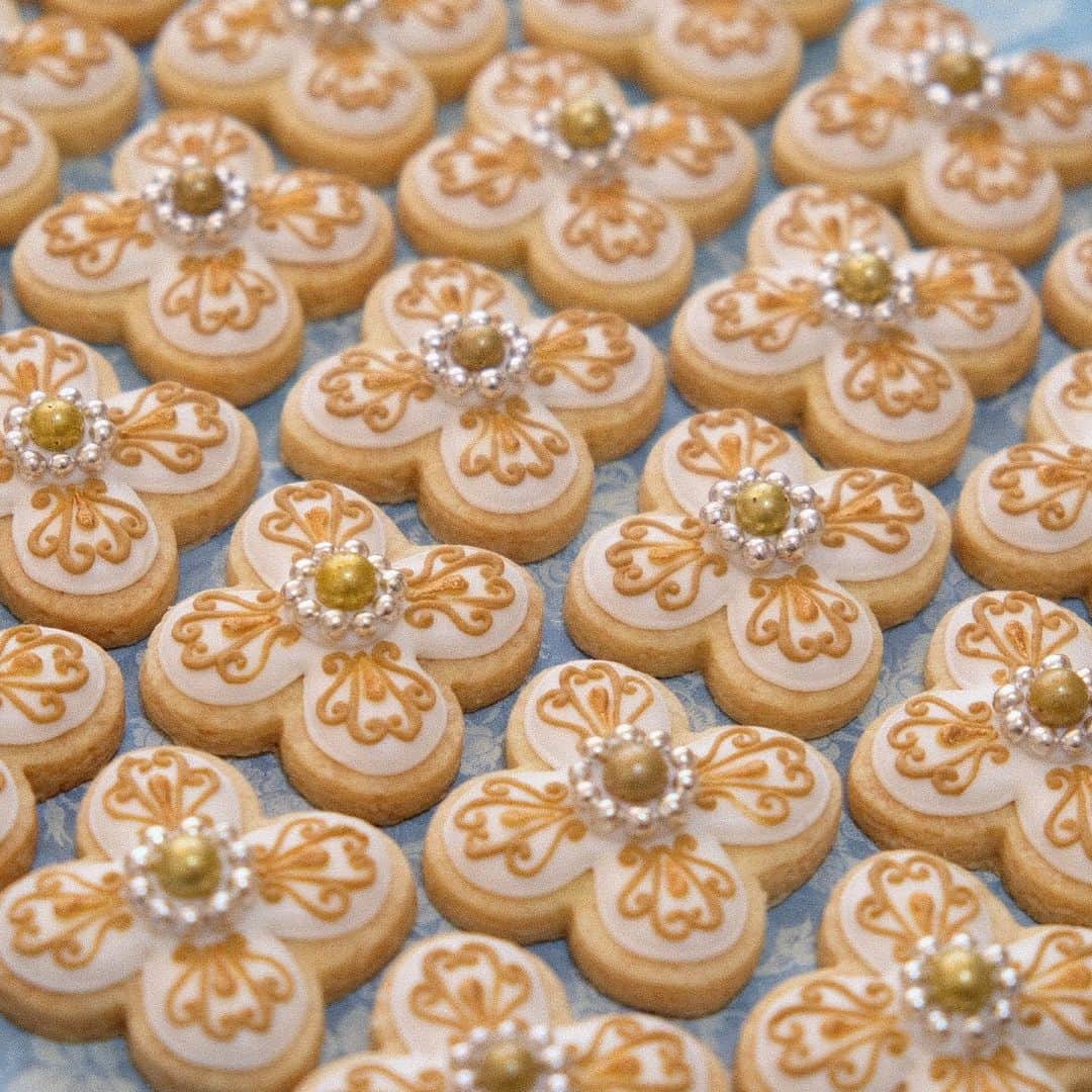 KUNIKAのインスタグラム：「Petit icing cookies 🎪﻿ ﻿ ﻿ ﻿ #artofkunika #sugarcookies #decoratedcookies #cookieart #decoratedsugarcookies #royalicing #royalicingcookies #cookiedecorating #customcookies #cookiesofinstagram #cookiedesign #cookieartist #instacookie #アイシングクッキー ﻿」