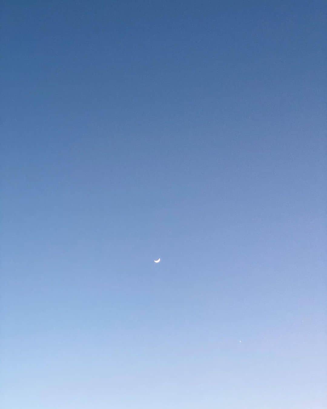 柴田紗希さんのインスタグラム写真 - (柴田紗希Instagram)「きれくてかわいい月 この月は見つけちゃったら撮らずにいられない きれいな月だった今日も あたたかな日だった今日も ありがとう〜良き夢を♡」1月29日 23時12分 - shibasaaki