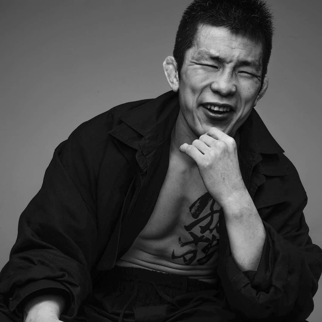 青木真也のインスタグラム：「いつ辞めたっていい。別に業界に必要な人間じゃないしね。 高橋優也撮影　#青木真也 #格闘技#ケンドーカシン#shinyaaoki」