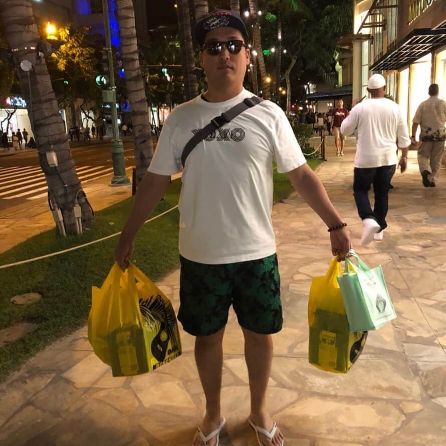 田崎佑一のインスタグラム：「今日で39歳になりました。皆さまいつもありがとうございます！39歳の田崎も宜しくお願いします。誕生日プレゼントとして、youtube「たさちゃんねる」をチャンネル登録してくれると嬉しいです。宜しくお願いします。今年も仕事頑張ってまた海外に行ってホノルルクッキーを爆買いできますように✨✨✨ #藤崎マーケット田崎 #39歳」