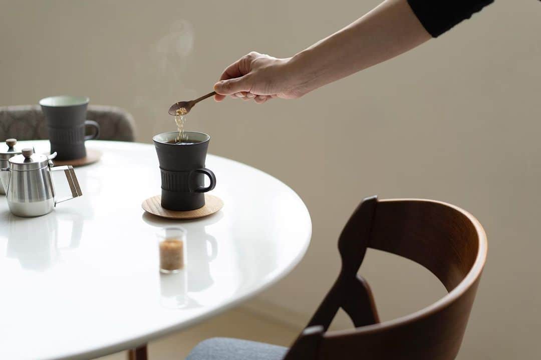 cafe_no_maのインスタグラム：「I still clearly remember that time. When I was a little child, after busy mornings, my parents used to relax over coffee.  And It was my little pleasure that I sometimes got some coffee with a spoonful sugar from them.  These coffee cups remind me that time. . 幼い頃、慌しい朝がひと段落した後、 両親がゆっくりとくつろぎながら コーヒーを飲んでいたのが印象的でした。  そして最後に、ひと匙の砂糖を入れたコーヒーをもらうのが私の朝の楽しみでもありました。(拙書『うちカフェ』より）  このカップは当時から両親が使っていたもの。そんなことを思い出しながら今でも大事に使っています。」