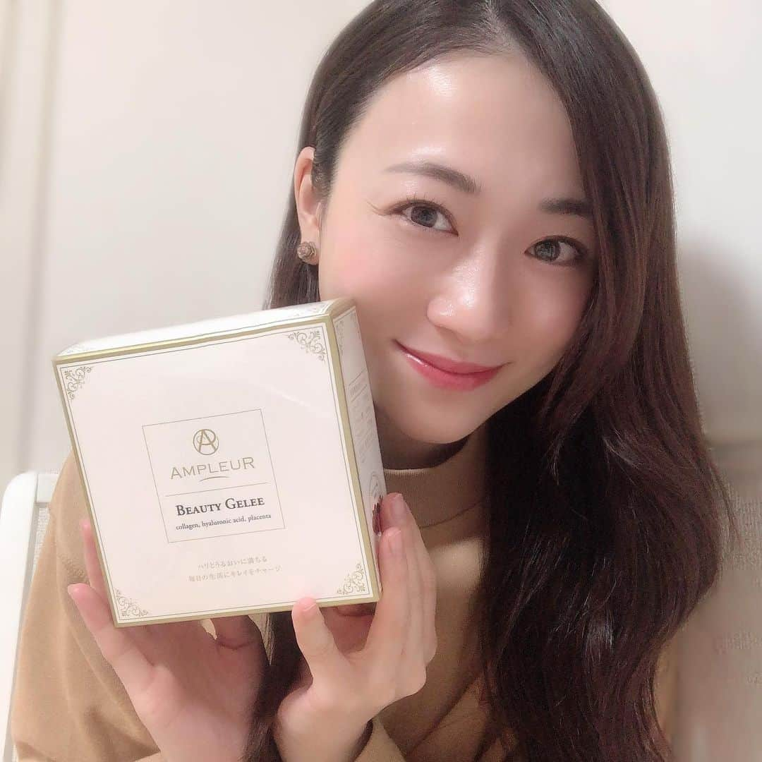 妃白ゆあさんのインスタグラム写真 - (妃白ゆあInstagram)「「おいしくうるおいとキレイをチャージ」  アンプルールさんから初のインナーケア商品です😍💓💓 . . ゼリータイプのサプリメント✨✨ . 1袋で、 ☆コラーゲン1,000mg ☆ヒアルロン酸120mg ☆プラセンタエキス100mg やセラミドなどの美容成分がたっぷり配合✨✨ . なのに！！ . ☆10.5Kcalで、めちゃめちゃおいしいミックスベリー味😍✨ . . 美味し過ぎて、毎朝楽しみに食べてます✨✨ . お肌の為のコラーゲン💓 . 身体の中から綺麗に... 大切です😂❤️ . . #アンプルール #うるぷるチャージ #食べる素肌力 #PR」1月29日 23時20分 - yua_hishiro