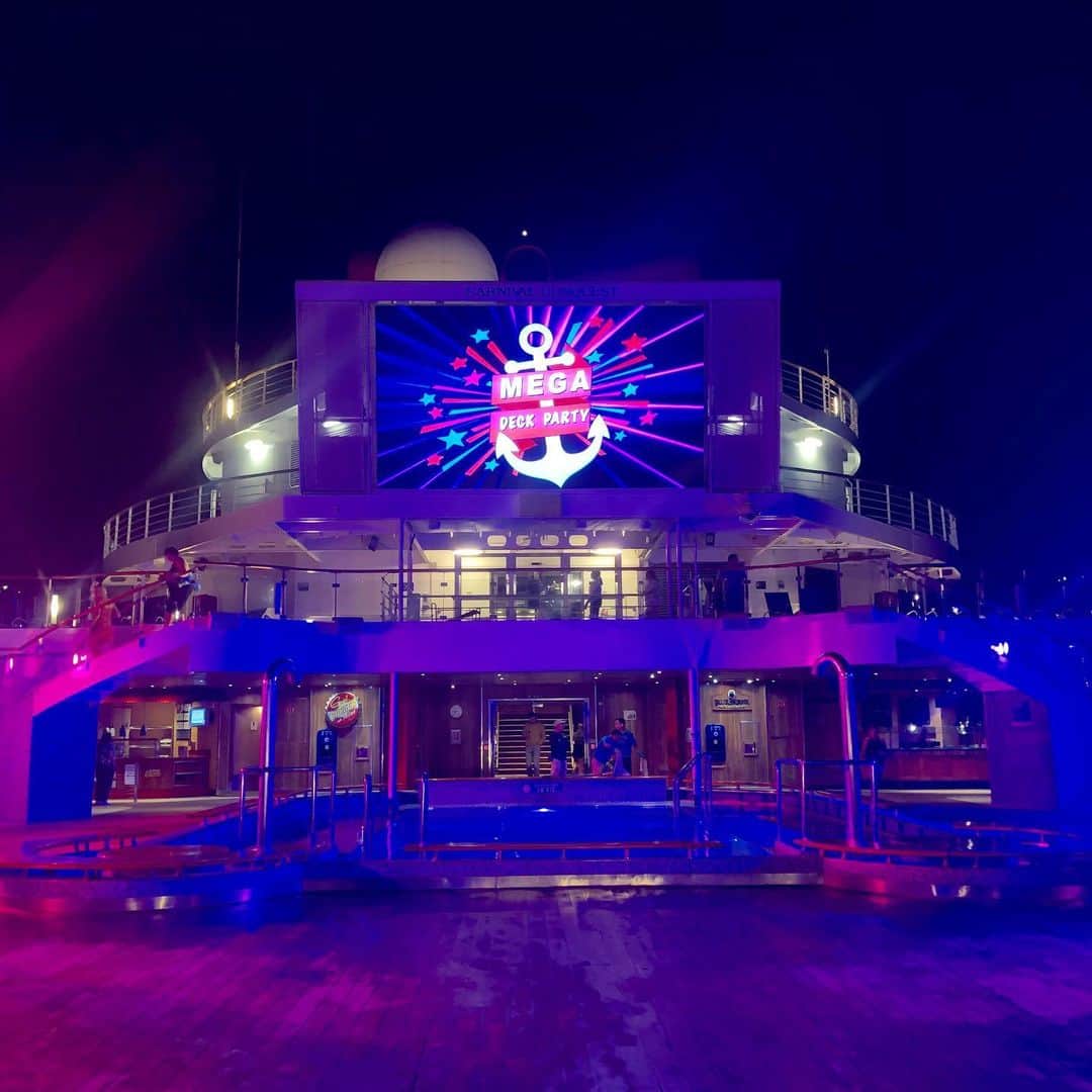 山田優依さんのインスタグラム写真 - (山田優依Instagram)「Pool Jacuzzi days🚢 . クルーズにはプールが4つとジャグジー4つ、 ウォータースライダーもあって、夜は毎日 映画やパーティのエンターテイメント . 毎朝晩のルーティンはジムからの デッキでプールジャグジー🐳 . #CaribbeanSea #Cruise #CaribbeanCruise #CarnivalConquest」1月29日 23時25分 - yui_gourmetwalker