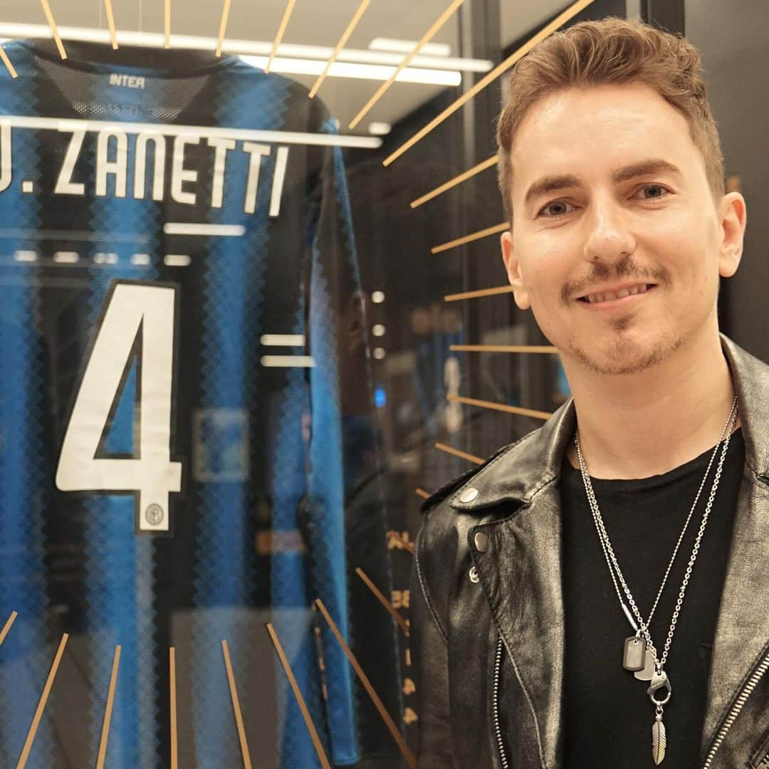 ホルヘ・ロレンソさんのインスタグラム写真 - (ホルヘ・ロレンソInstagram)「Grazie @inter per l'ospitalità e per avermi mostrato la vostra storia. Ci vediamo stasera allo stadio! 💪⚫️🔵——————————————————————— Thanks @inter for the hospitality and for showing me your story. See you at the stadium tonight! 💪 ⚫️🔵 ————————————————————————#inter #fcinter #intermilan #ronaldo #zanetti #figo #ronaldonazario #javierzanetti #luisfigo」1月29日 23時38分 - jorgelorenzo99