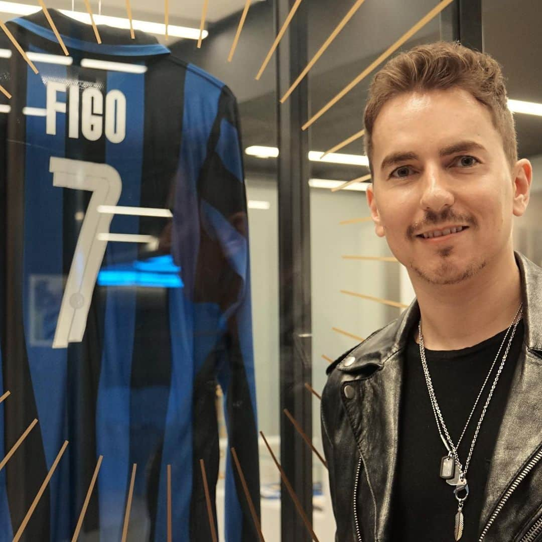 ホルヘ・ロレンソさんのインスタグラム写真 - (ホルヘ・ロレンソInstagram)「Grazie @inter per l'ospitalità e per avermi mostrato la vostra storia. Ci vediamo stasera allo stadio! 💪⚫️🔵——————————————————————— Thanks @inter for the hospitality and for showing me your story. See you at the stadium tonight! 💪 ⚫️🔵 ————————————————————————#inter #fcinter #intermilan #ronaldo #zanetti #figo #ronaldonazario #javierzanetti #luisfigo」1月29日 23時38分 - jorgelorenzo99