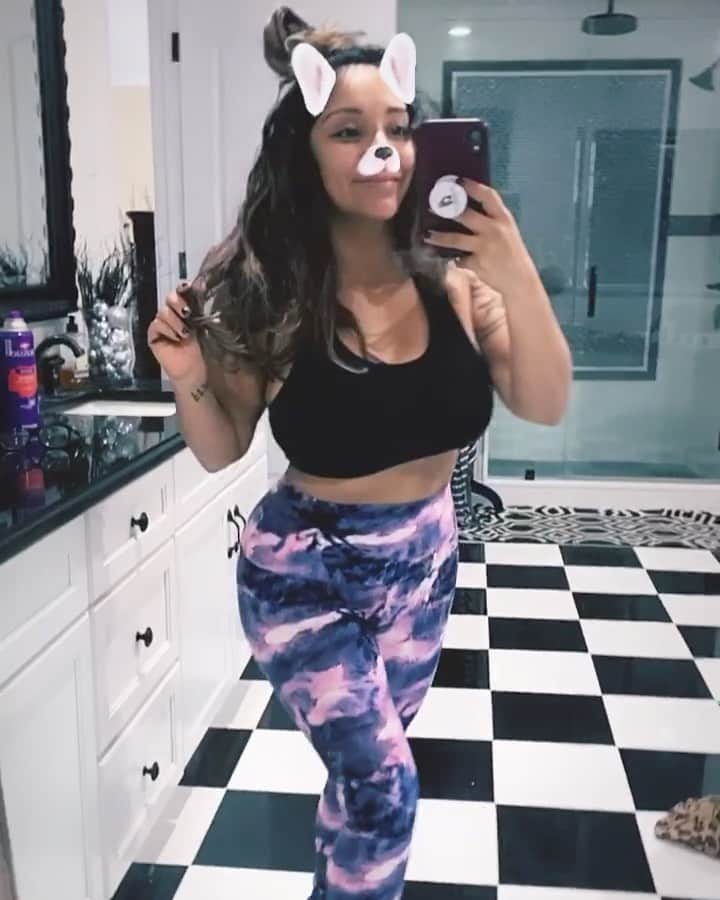 ニコール・ ポリッツィのインスタグラム：「Snooki Lounge Leggings 🙏🏽 @thesnookishop」