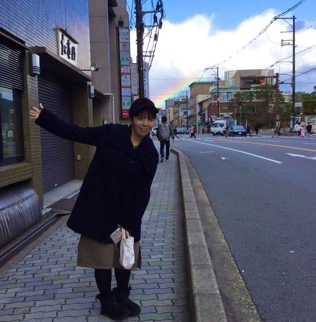 前田まみさんのインスタグラム写真 - (前田まみInstagram)「今日は祇園花月で坂田スペシャルでした☺️ 合間に、お外から楽屋に戻ってこられたこかじろう兄さんが、虹が出てるで〜見ておいで〜😄と教えてくださり♪ 出てみたら…🏃‍♀️ すごく大きな綺麗な虹〜〜🌈 劇場の支配人さんに撮っていただいちゃいました🤳✨ 思い出や〜😊🌈✨ 石井さん、素敵なお写真ありがとうございます！ #虹🌈　#なんだか幸せな気持ちになれるね　#いいことありそう　#皆さんにもお裾分けできたら💕　#それにしても私のポーズださすぎ問題✋ #祇園花月　#坂田スペシャル　#坂田利夫　　師匠　#シンクタンク　さん #前田まみ　#吉本新喜劇　#よしもと新喜劇　#新喜劇」1月29日 23時47分 - koromami24