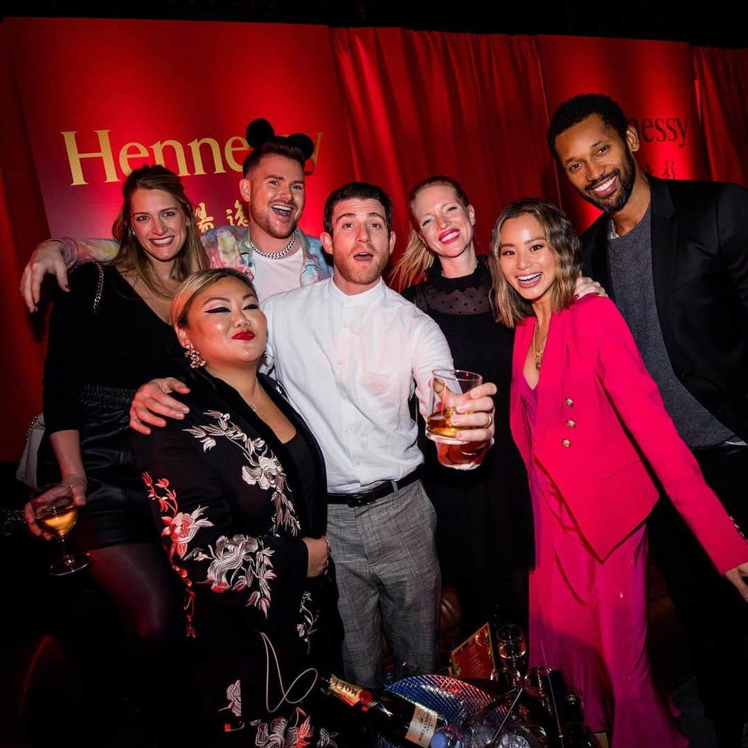 ジェイミー・チャンさんのインスタグラム写真 - (ジェイミー・チャンInstagram)「Celebrating the Lunar New Year with the gang. @bryangreenberg @fequan @jessicasjoorealestate @andersonnoel1 @heytravhey @hennessyus ❤️🧧🐀❤️ #howwehennessy #ad」1月29日 23時49分 - jamiejchung