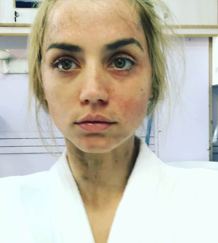 アナ・デ・アルマスのインスタグラム：「@martinmaciastrujillo haciendo su magia en SERGIO.」