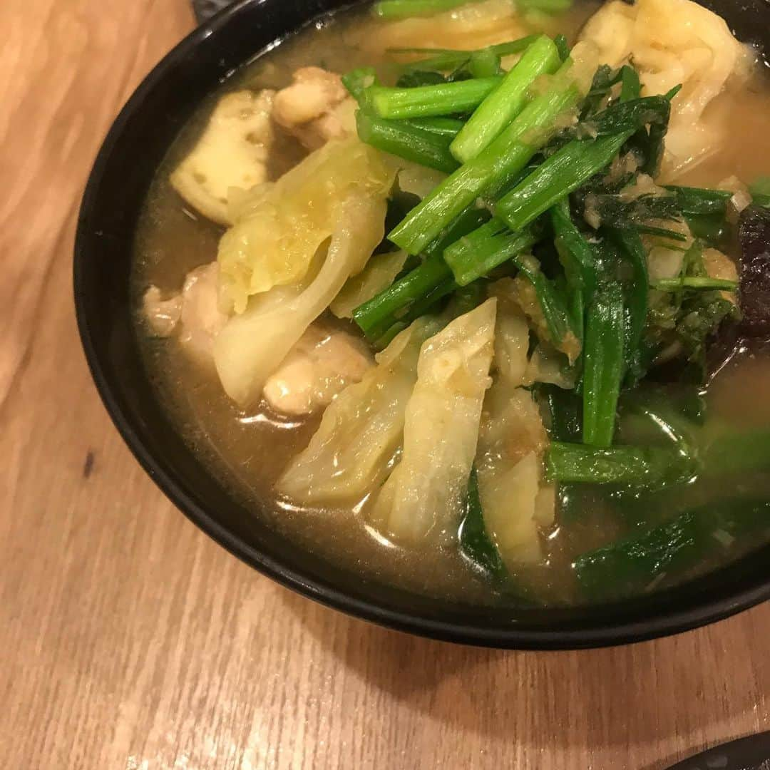 エダジュンさんのインスタグラム写真 - (エダジュンInstagram)「今日は、新年会でスタッフさんとみんなで、イサーン料理を食べに。 ・ 沢山汗をかきながら、辛い！美味い！といいながら、12品も食べてた笑。 ・ 食いしん坊万歳٩( 'ω' )و ・ 今年も美味しいを沢山作って行きたいなと（´-`）.｡o ・ イサーン料理好きだな〜 ・ ・ #タイ料理 #thaifood  #phakchi#coriander#cilantro #パクチー#パクチーボーイ#エダジュン」1月30日 0時05分 - edajun