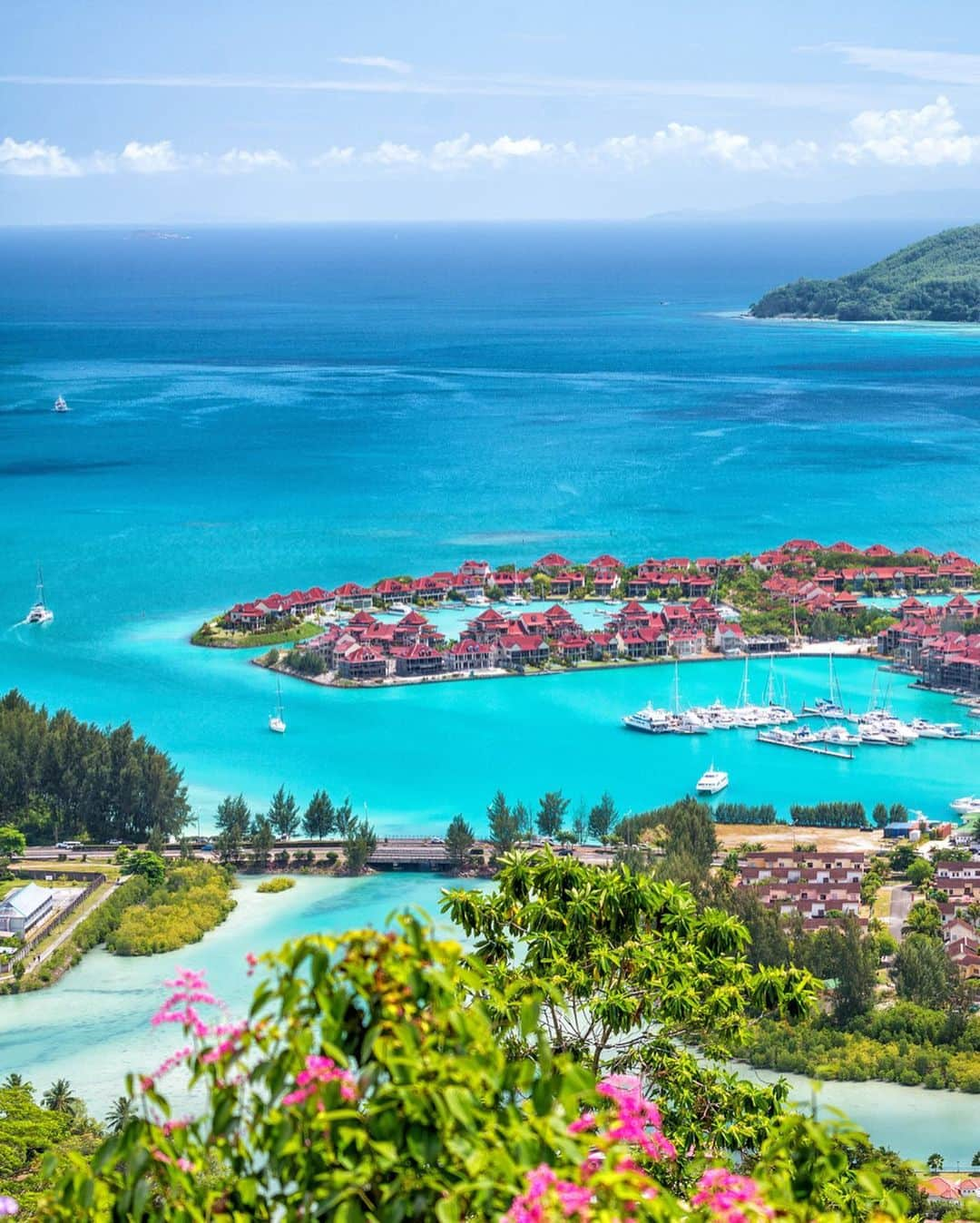 エミレーツ航空さんのインスタグラム写真 - (エミレーツ航空Instagram)「We’re loving this gorgeous view as we celebrate 15 years of flying better to Seychelles! Since 2005, we have flown more than 2.6 million passengers between Dubai and Seychelles.  Image credits: Paul Spijkers & Severin Hackenberger  #WindowViewWednesday #FlyEmiratesFlyBetter #EmiratesAirline #FlyBetterSeychelles」1月30日 0時03分 - emirates