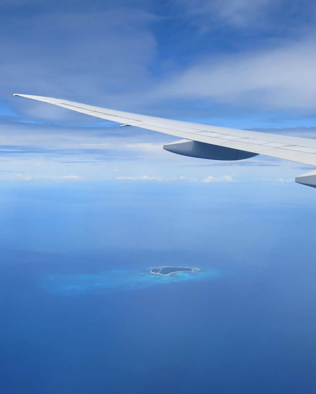 エミレーツ航空さんのインスタグラム写真 - (エミレーツ航空Instagram)「We’re loving this gorgeous view as we celebrate 15 years of flying better to Seychelles! Since 2005, we have flown more than 2.6 million passengers between Dubai and Seychelles.  Image credits: Paul Spijkers & Severin Hackenberger  #WindowViewWednesday #FlyEmiratesFlyBetter #EmiratesAirline #FlyBetterSeychelles」1月30日 0時03分 - emirates