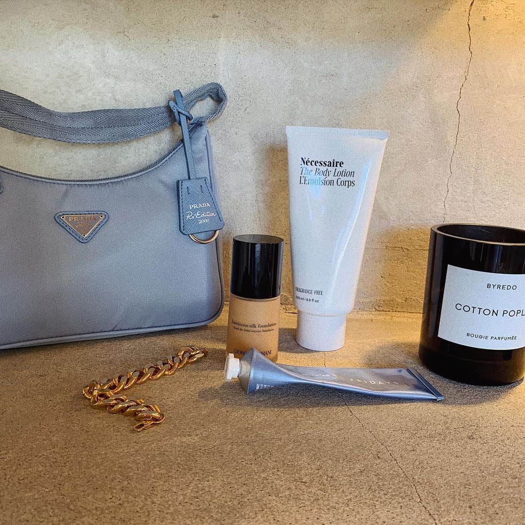 Marianna Hewittのインスタグラム：「Skincare tip before applying makeup: if your foundation is looking flaky, exfoliate to remove dead skin - my favorite is overtime mask. Then you’ll need to hydrate, I apply a layer of @summerfridays jet lag mask and really allow it to soak into my skin. A combination of the two makes a super smooth and hydrated canvas before applying my favorite @armanibeauty luminous silk foundation (I’m shade 7 right now) hope this helps!」