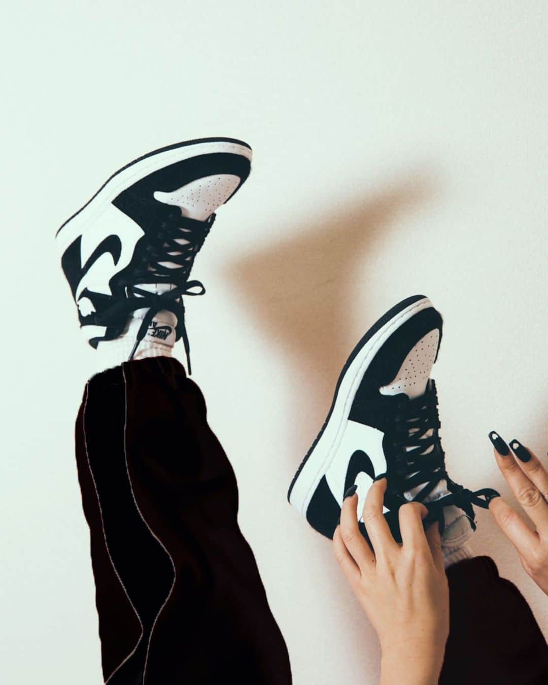 MARISさんのインスタグラム写真 - (MARISInstagram)「Yes, these are 🐼🤞🏿 My fav kicks in 2019 to 2020🤍 ・ ・ ・ ・ ・ #nike #panda #sneakers #jordan1panda #kicks #street #fashion #cool #tokyo #japan #ootd」1月30日 0時22分 - marristea