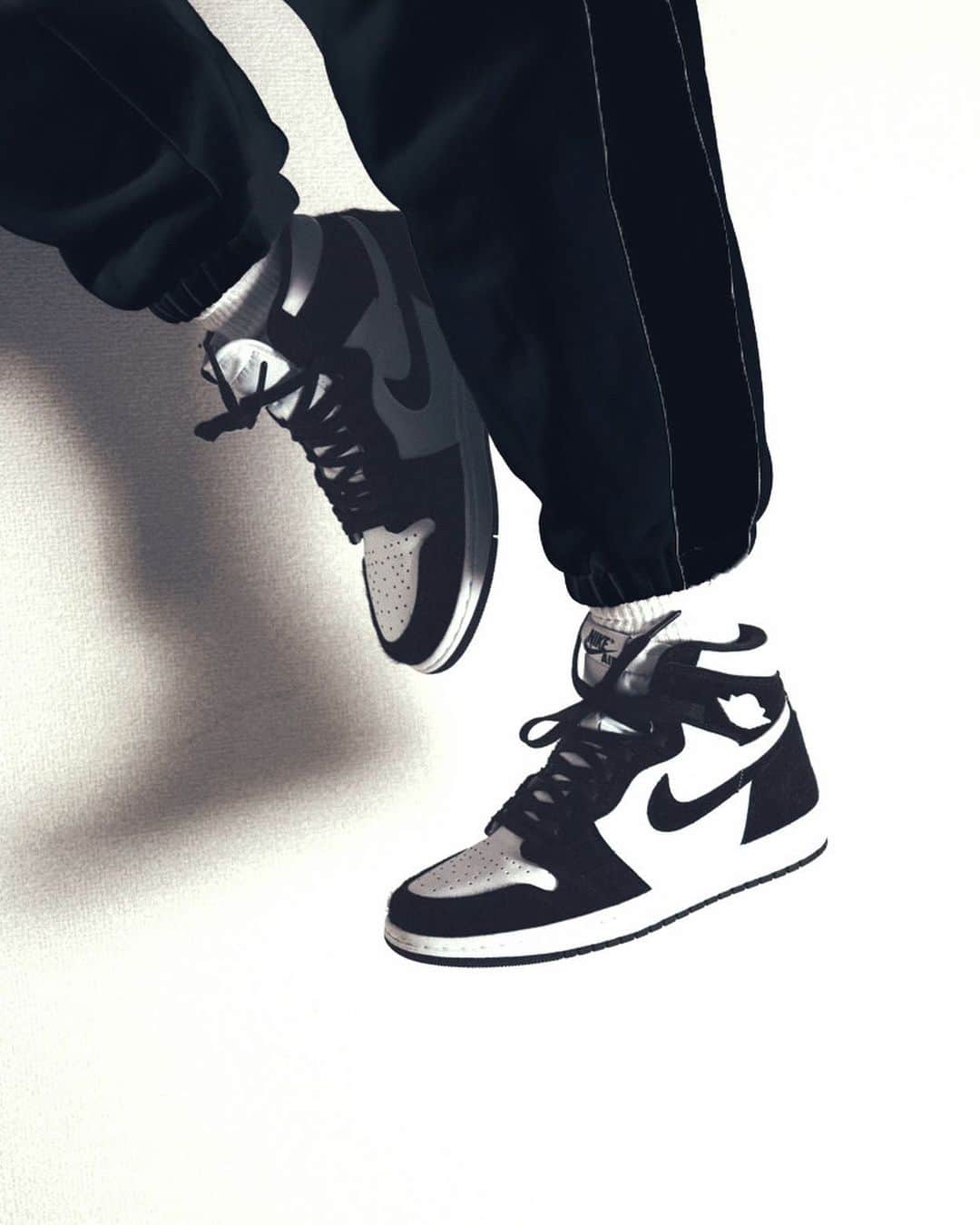 MARISのインスタグラム：「Yes, these are 🐼🤞🏿 My fav kicks in 2019 to 2020🤍 ・ ・ ・ ・ ・ #nike #panda #sneakers #jordan1panda #kicks #street #fashion #cool #tokyo #japan #ootd」