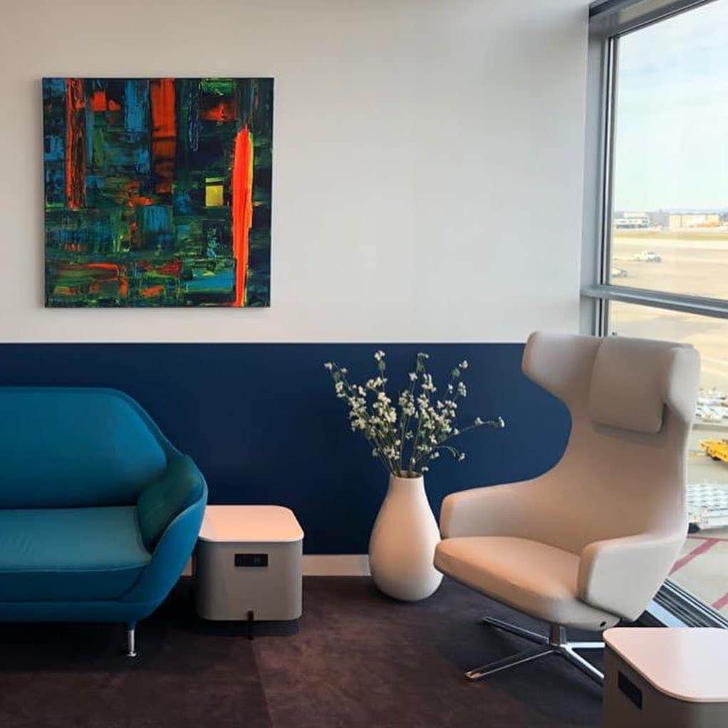 エールフランスのインスタグラム：「Hello, Washington 👋 Un doux mélange d'art et de confort avec l'artiste @stephane.k.artist.  #AirFrance #Franceisintheair #art #traveling #painting」