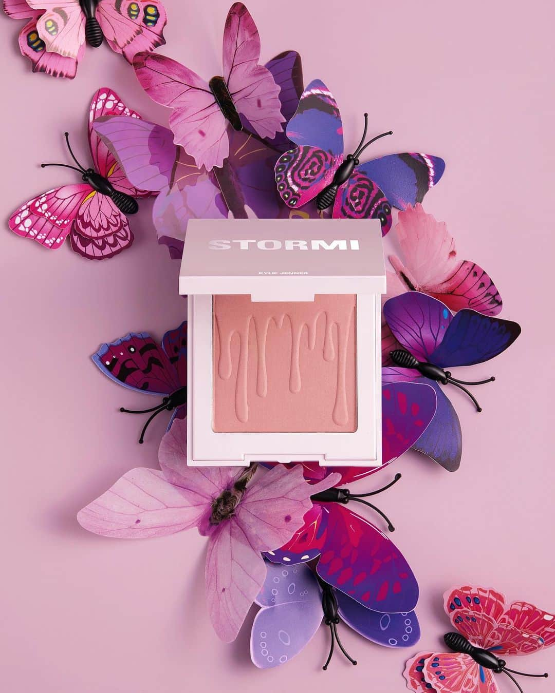 Kylie Cosmeticsさんのインスタグラム写真 - (Kylie CosmeticsInstagram)「FLUTTER IN LOVE blush 🦋🌸 fall in love with this dusty soft rose shade launching saturday 2.1 9am pst with #stormicollection ✨」1月30日 0時24分 - kyliecosmetics