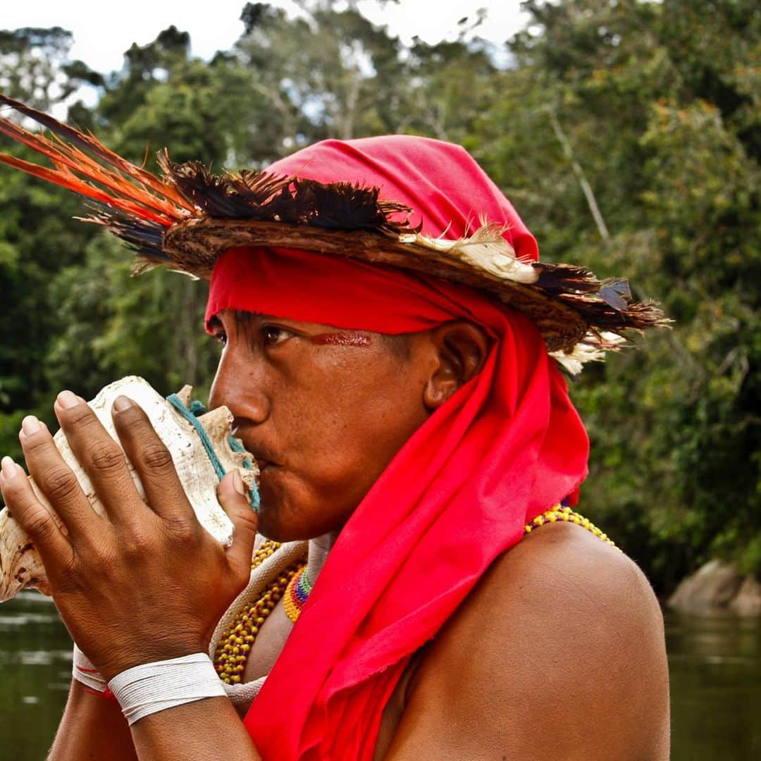 レオナルド・ディカプリオさんのインスタグラム写真 - (レオナルド・ディカプリオInstagram)「An update from @earthalliance: For this beautiful photographic tribute, Amazon Forest Fund recipient @wataniba commissioned a photographer to capture routine moments in the lives of the elders of two indigenous communities from the Venezuelan Amazon: the Ye'kwana and Uwottüja.  Wataniba—a name that means “community boat”—is a socio-environmental organization that works with the indigenous peoples of the Venezuelan Amazon to promote and defend their rights, protect the forest, map and address threats such as gold mining, and lobby for public policy consistent with the social and environmental rights widely recognized in Venezuelan legislation.  Photos by Wataniba/Jesús-Chucho-Sosa」1月30日 0時40分 - leonardodicaprio