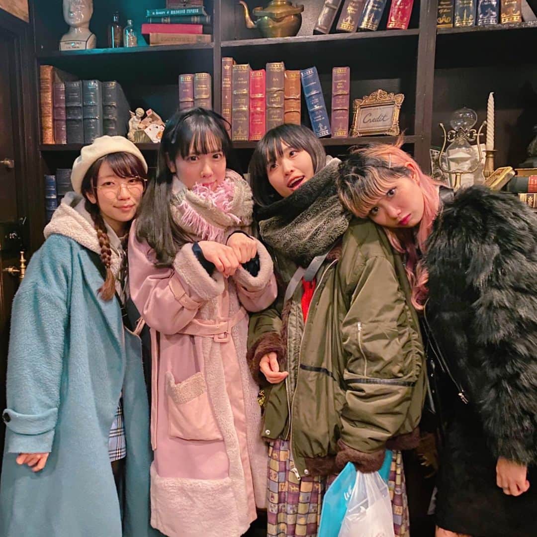 ぱいぱいでか美のインスタグラム：「謎解きのあとはひみつ喫茶室にも行きました！ また絶対行く！リピーターに俺はなる。 ꙳ #ひみつ喫茶室 #謎解き #tokyomisterycircus #東京ミステリーサーカス #恋汐りんご #しばたありぼぼ #アリスムカイデ ꙳ 辿り着ける人が辿り着けるひみつ喫茶室☕︎ 行くまでも到着してからも楽しかった☻ 内装も可愛いし雰囲気いいし 辿り着けた人だけがいるという空間が最高に痺れました。笑 写真OKのものを撮るたびに後ろでめっちゃキメ顔してる人いました。 また行こーっと！」