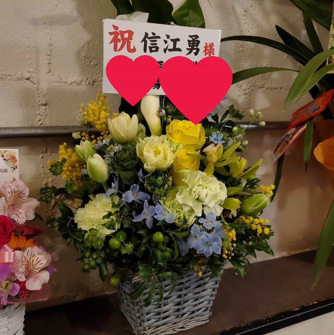 信江勇のインスタグラム：「#ストスパ  #フィルタリング  無事初日迎えましたー(≧▽≦) なんとなんと! 満員御礼でございますm(_ _)m  またまた!今回もお花頂きました(人*´∀｀)｡*ﾟ+ 毎回頂いてます(☆▽☆) 花は枯れてしまいますが札は玄関に飾ってます(｡•̀ᴗ-)✧ 明日からもがんばります! そして、日によってはまだお席ありますので是非!見に来てください(✷‿✷) [信江勇扱い予約フォーム]  https://t.co/o9t5YjbKBL」